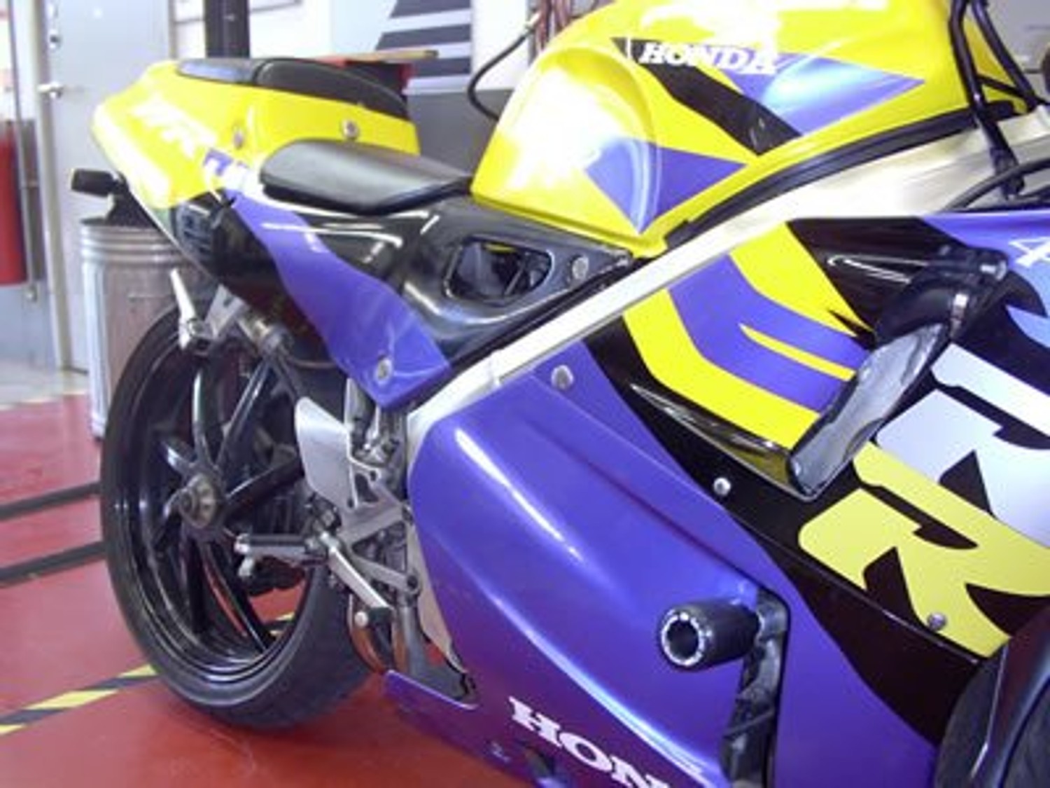 R&G Racing Crash Protector (alt. kit) for Honda VFR400R (NC30) '88-'01 R&G Racing Crash Protector (alt. kit) for Honda VFR400R (NC30) '88-'01